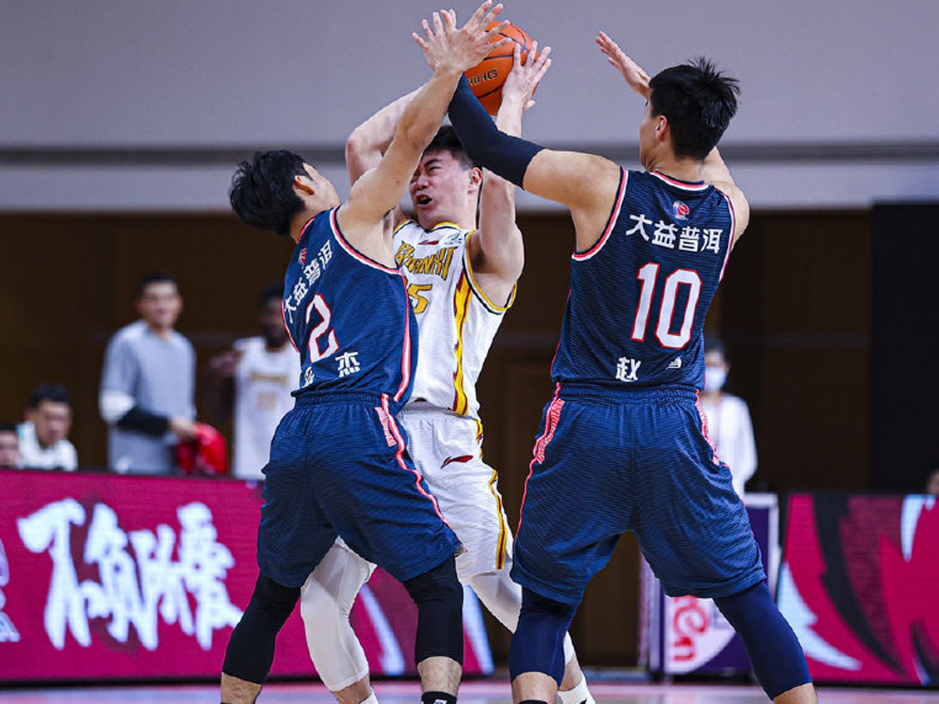 欧宝体育官网 从赛后丹佛掘金备战西甲到风云突变丹佛掘金赛前远射贴柱,山东男篮国际比赛日防线松动